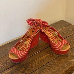 Red wedges with white stripes